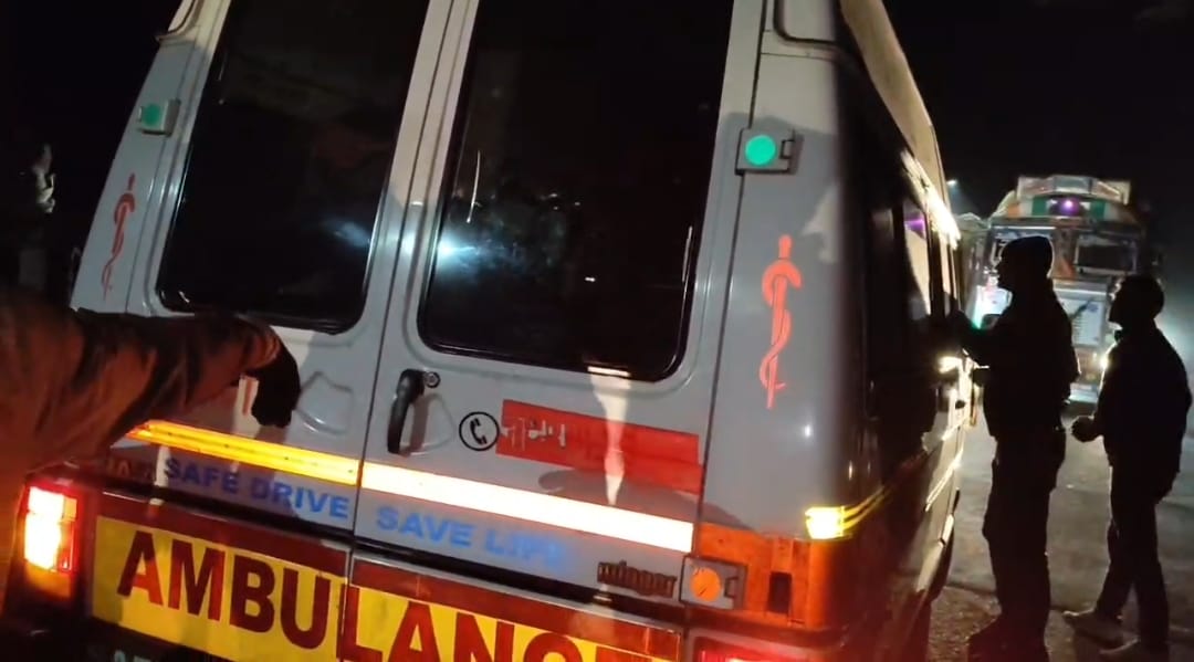 सड़क दुर्घटना में घायल को एंबुलेंस से अस्पताल भेजते लोग