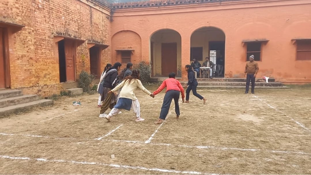 शतरंज में प्रतिभाग करते प्रतिभागी। स्रोत शिक्षक शतरंज में प्रतिभाग करते प्रतिभागी। स्रोत शिक्षक