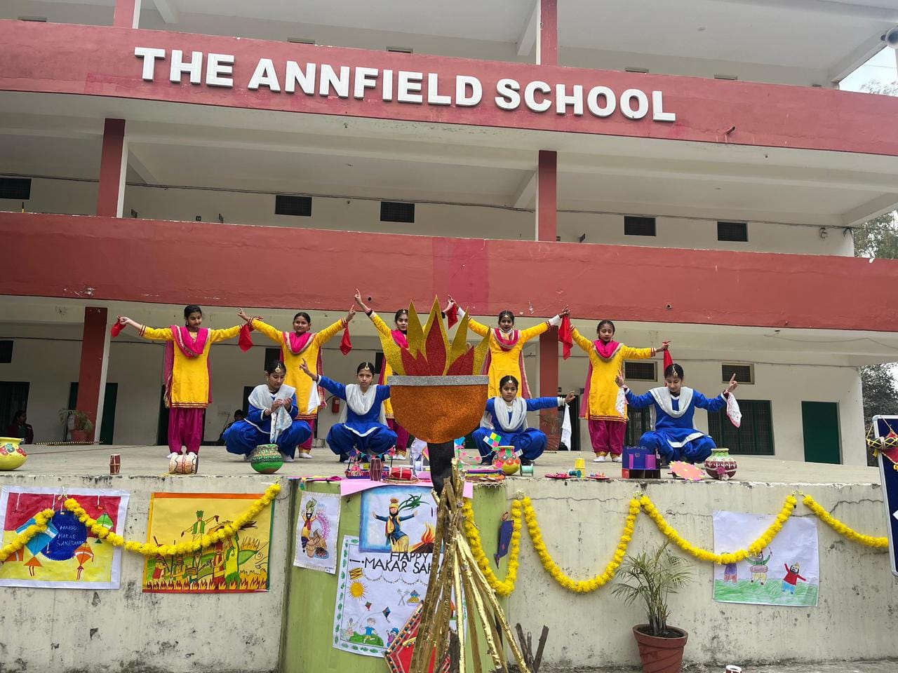 द सैपियंस स्कूल में लोहड़ी व मकर संक्रांति पर आयोजित कार्यक्रम में शिक्षक व बच्चे। स्रोत विद्य द सैपियंस स्कूल में लोहड़ी व मकर संक्रांति पर आयोजित कार्यक्रम में शिक्षक व बच्चे। स्रोत विद्य