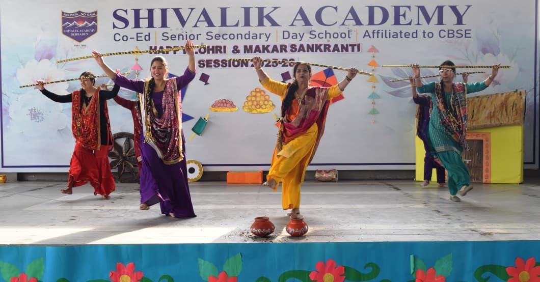 द सैपियंस स्कूल में लोहड़ी व मकर संक्रांति पर आयोजित कार्यक्रम में शिक्षक व बच्चे। स्रोत विद्य द सैपियंस स्कूल में लोहड़ी व मकर संक्रांति पर आयोजित कार्यक्रम में शिक्षक व बच्चे। स्रोत विद्य