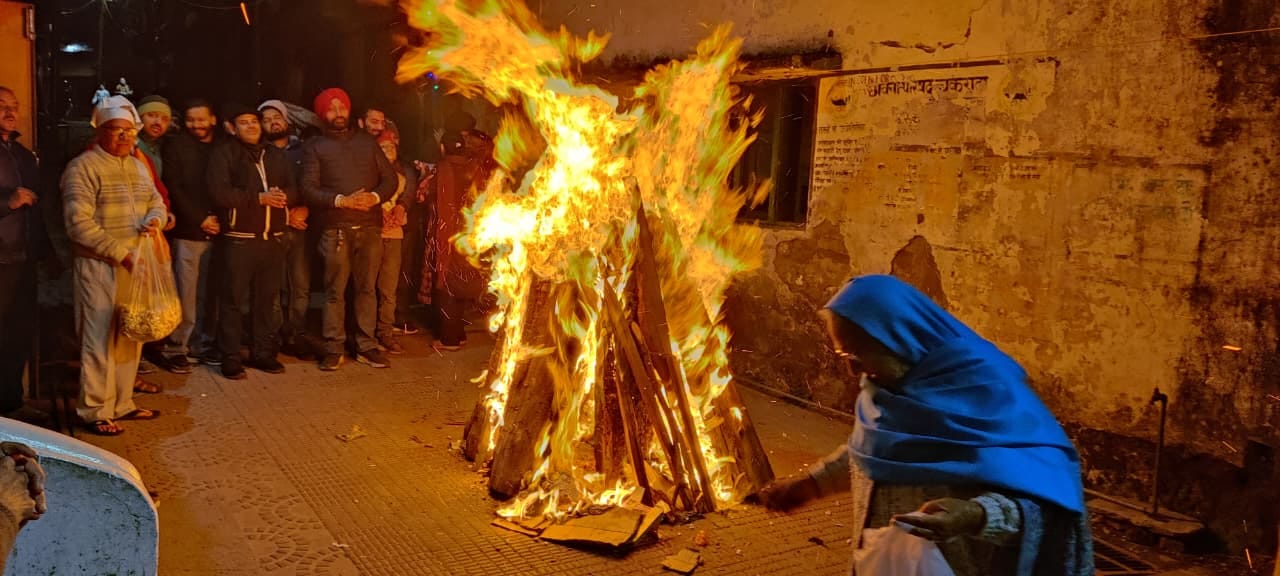 द सैपियंस स्कूल में लोहड़ी व मकर संक्रांति पर आयोजित कार्यक्रम में शिक्षक व बच्चे। स्रोत विद्य द सैपियंस स्कूल में लोहड़ी व मकर संक्रांति पर आयोजित कार्यक्रम में शिक्षक व बच्चे। स्रोत विद्य