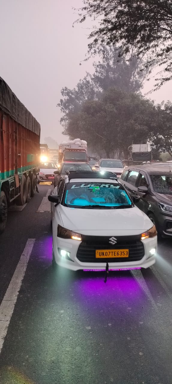 दौराला------निषाद पार्टी के कार्यकर्ताओं ने सकौतीनंगली गेट पर लगाया जाम