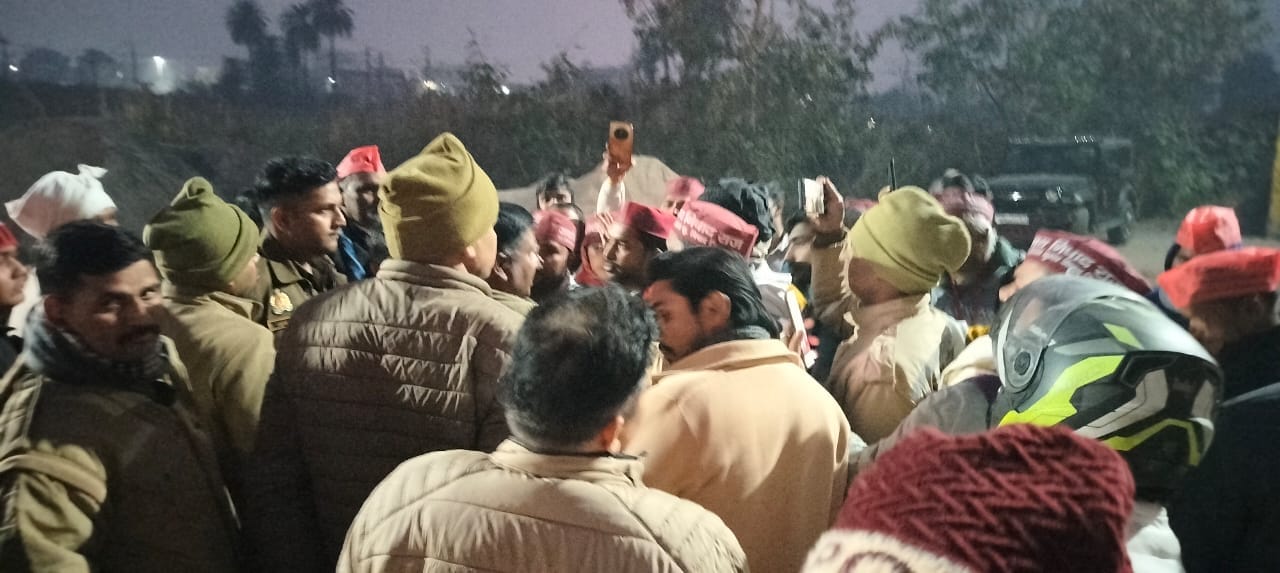 दौराला------निषाद पार्टी के कार्यकर्ताओं ने सकौतीनंगली गेट पर लगाया जाम