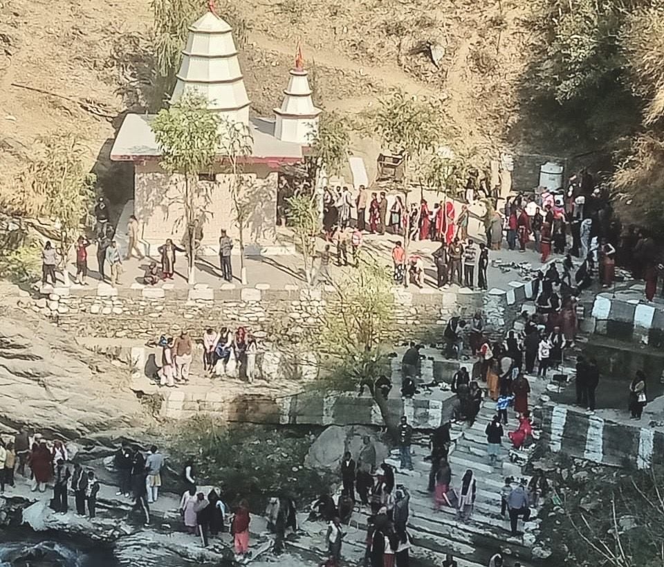 ठियोग के माईपुल में मकर संक्रांति पर्व पर स्नान करने पहुंचे श्रद्धालु। संवाद