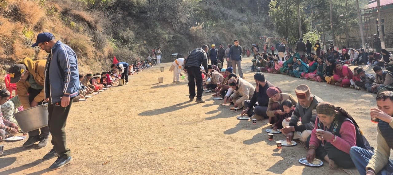 ठियोग के माईपुल में मकर संक्रांति पर्व पर स्नान करने पहुंचे श्रद्धालु। संवाद