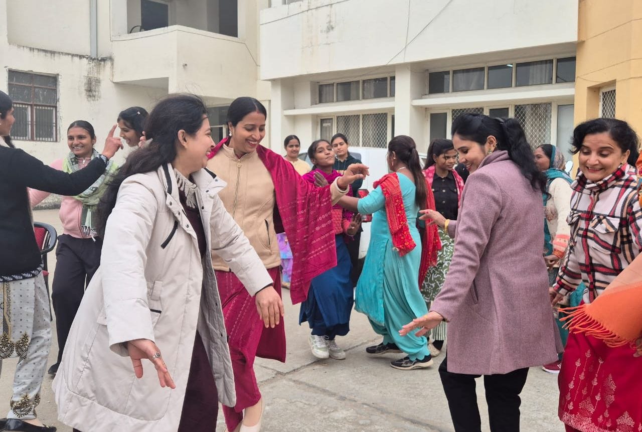 14जेएनडी11: मकर संक्रांति के पर्व को मनाते हुए महाविद्यालय स्टाफ। संवाद