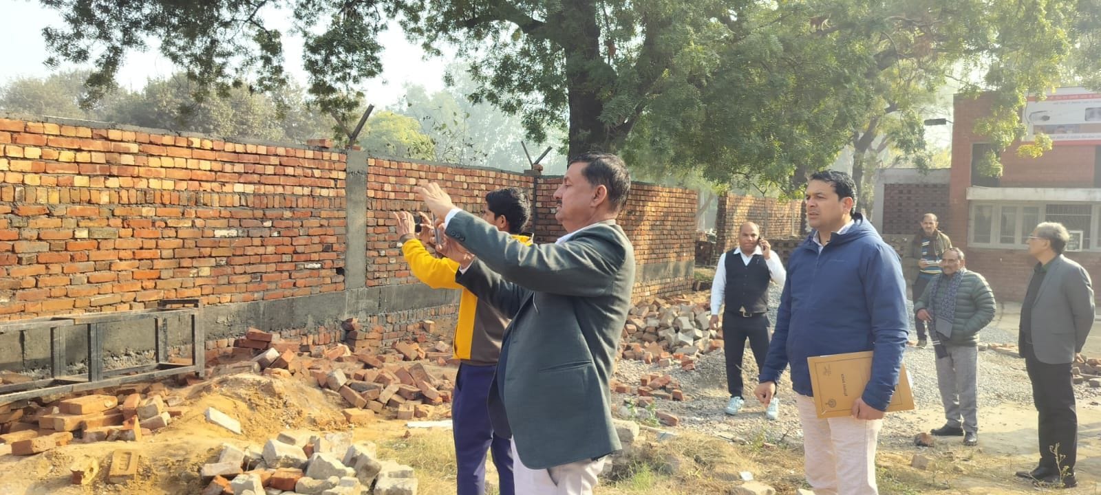 14जेएनडी25: अस्पताल के बाहर मुख्य गेट पर पड़े पत्थर। संवाद