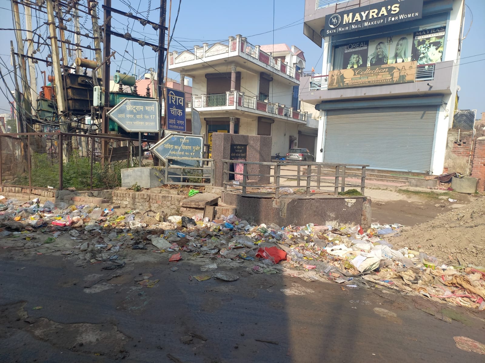 14jjrp12- झज्जर। बीकानेर चौक के पास पड़ा कूड़े का ढ़ेर। संवाद