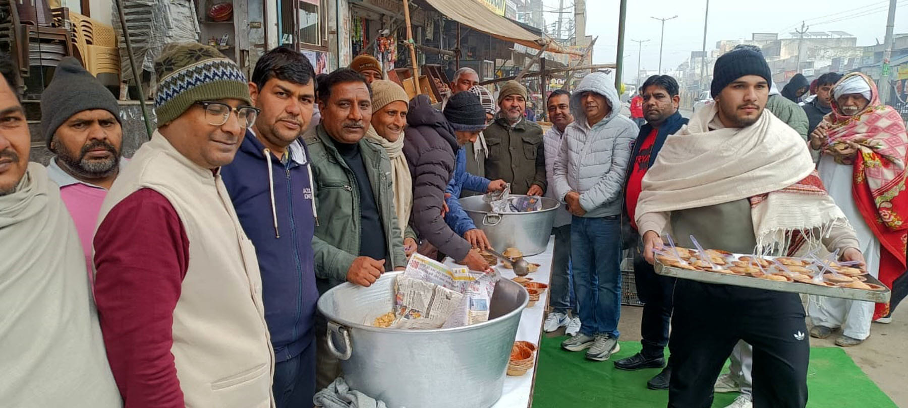 14केएलटी6: कलायत में शुद्ध दुध व गर्म जलेबी का भंडारा लगाते युवा