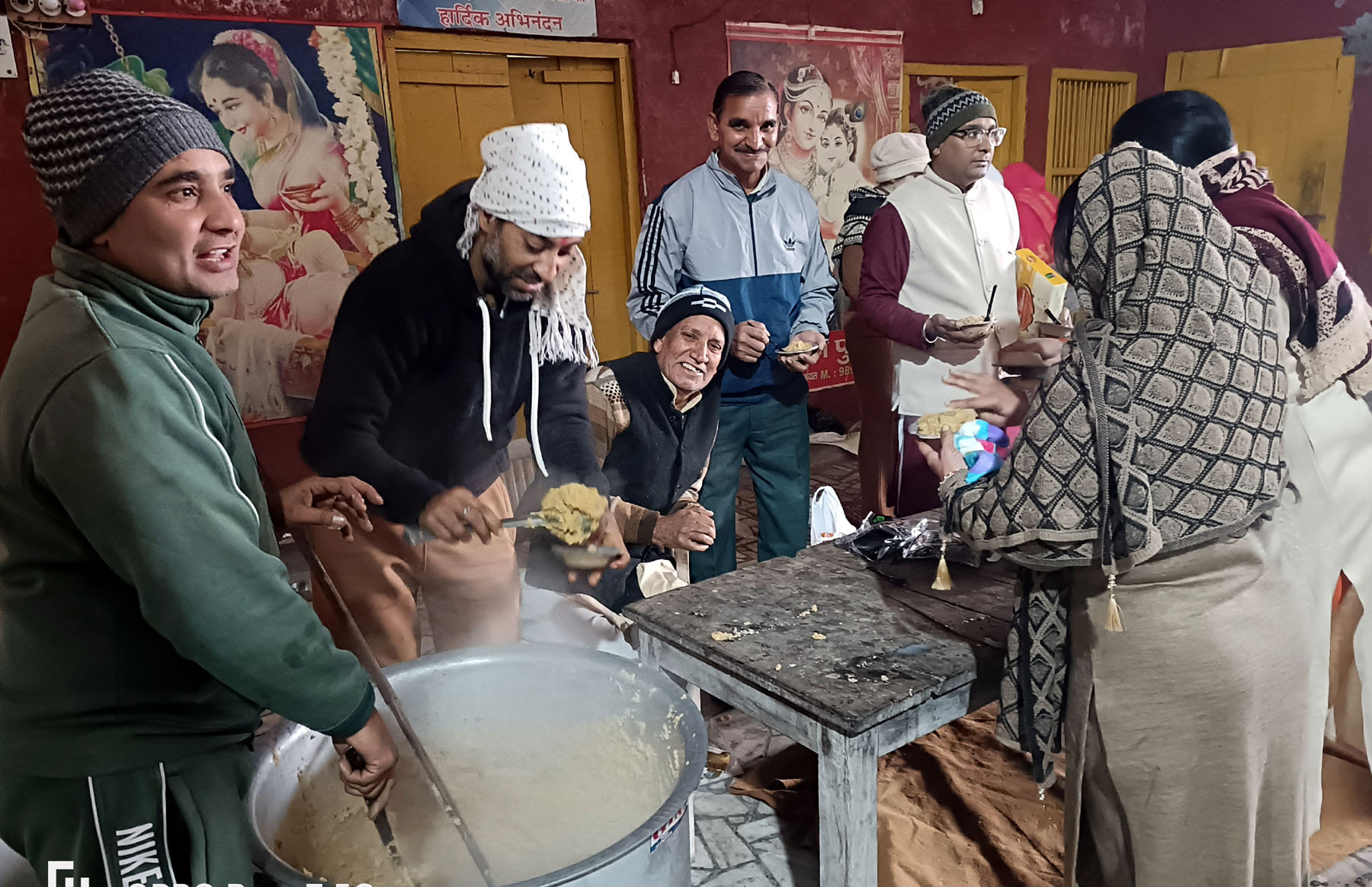14केएलटी6: कलायत में शुद्ध दुध व गर्म जलेबी का भंडारा लगाते युवा