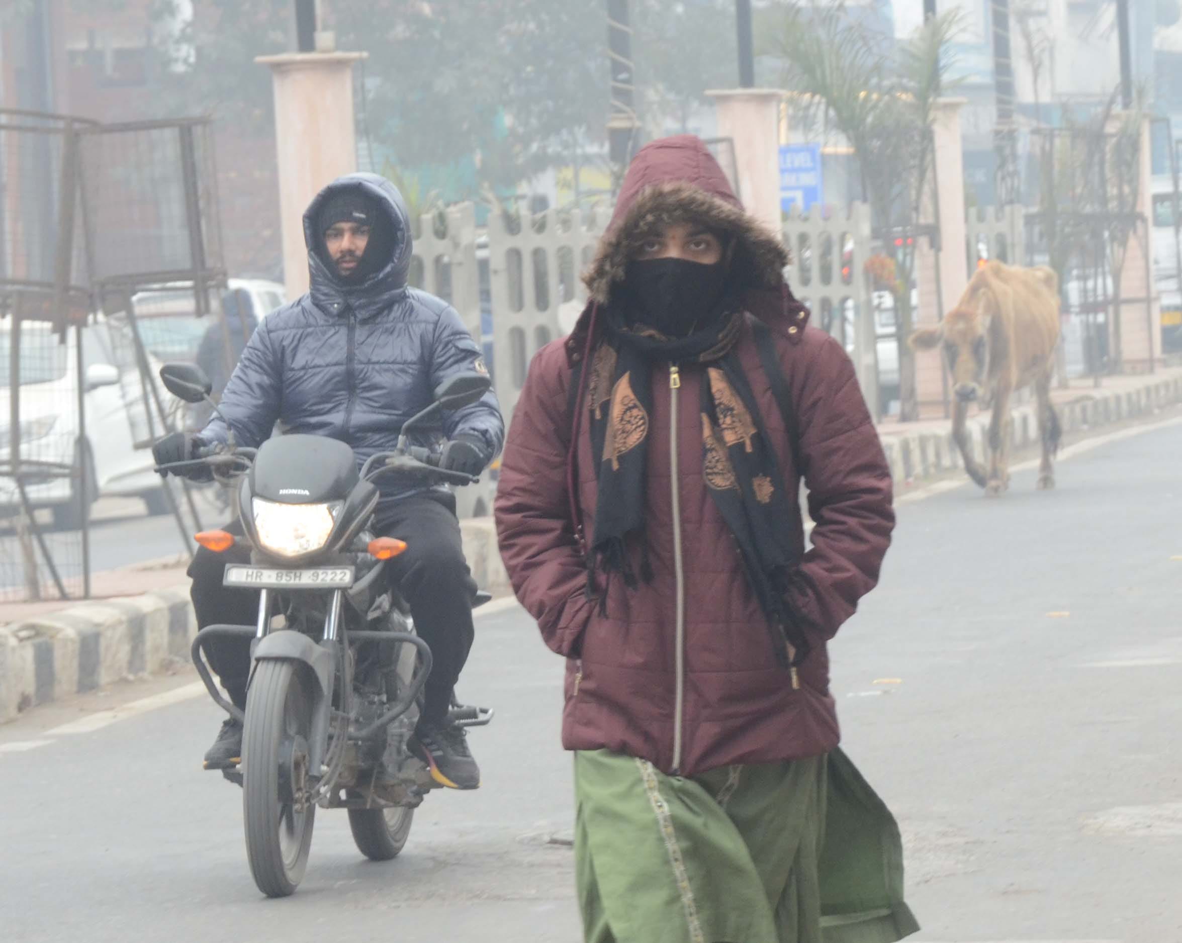 अंबाला छावनी बस अड्डे पर ठंड में ठिठुर रहे यात्री। संवाद अंबाला छावनी बस अड्डे पर ठंड में ठिठुर रहे यात्री। संवाद