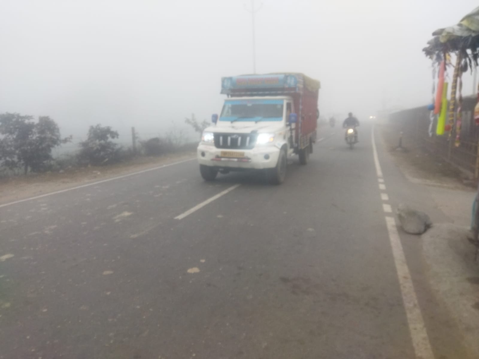 अंटा चौराहा के पास अलाव की जगह पड़ी राख। संवाद अंटा चौराहा के पास अलाव की जगह पड़ी राख। संवाद