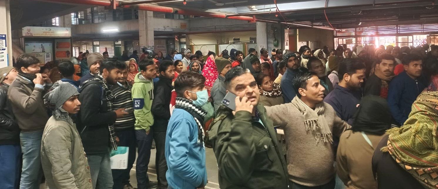 अंटा चौराहा के पास अलाव की जगह पड़ी राख। संवाद अंटा चौराहा के पास अलाव की जगह पड़ी राख। संवाद