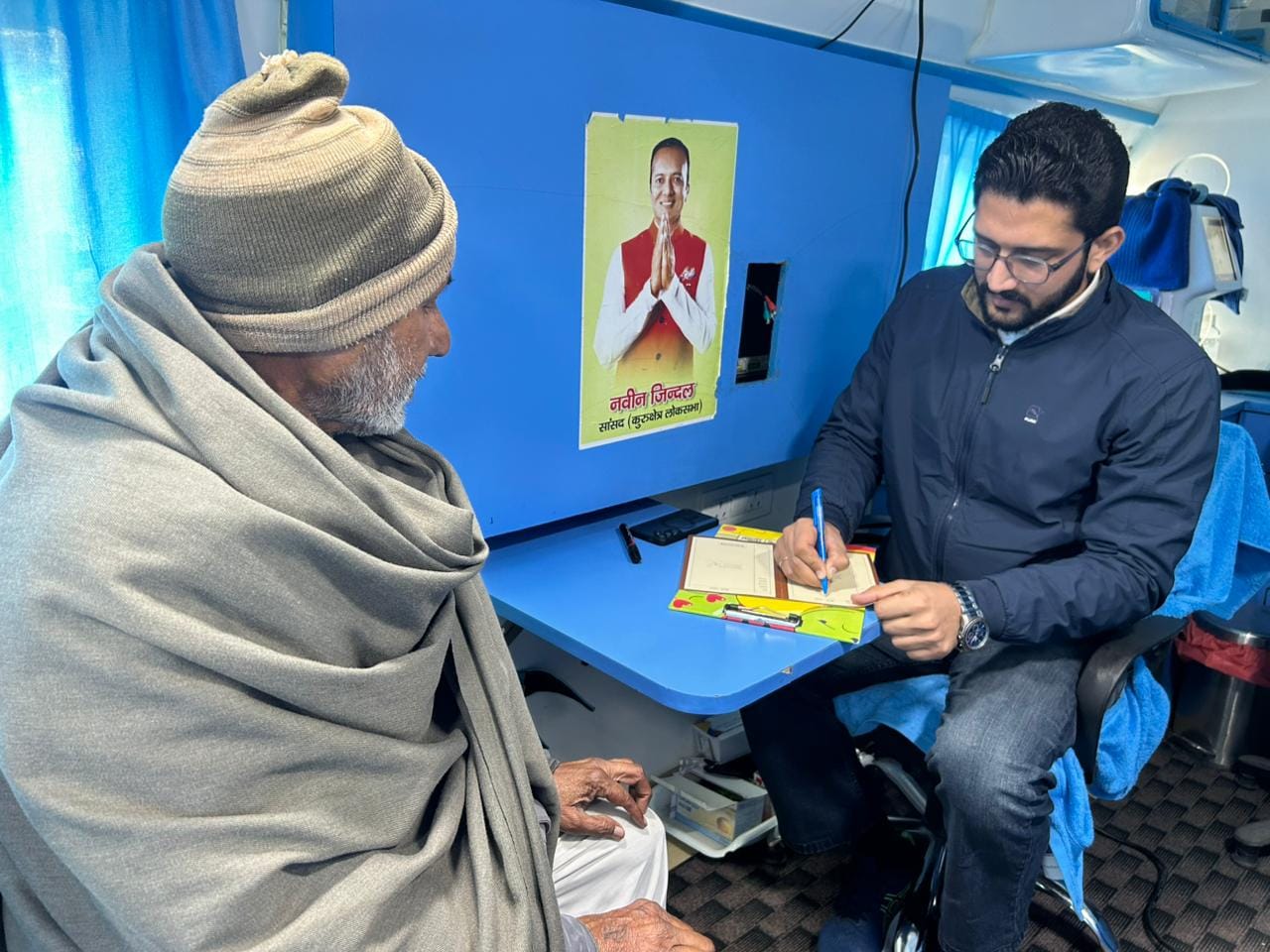 बाबैन। मरीजों की जांच करते चिकित्सक। विज्ञप्ति