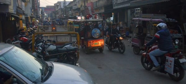 बहादुरगंज बाजार में ई-रिक्शाें की वजह से लग रहा जाम। संवाद