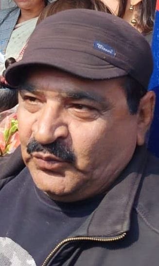 बहादुरगंज बाजार में ई-रिक्शाें की वजह से लग रहा जाम। संवाद