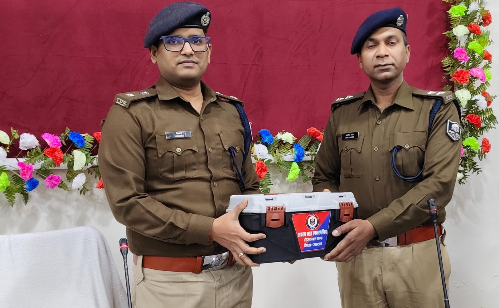 बैठक में एसपी हिमांशु कीट वितरण करते हुए