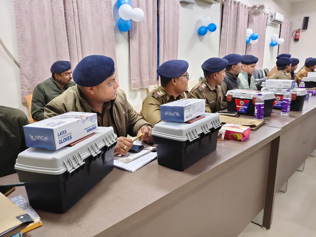 बैठक में एसपी हिमांशु कीट वितरण करते हुए