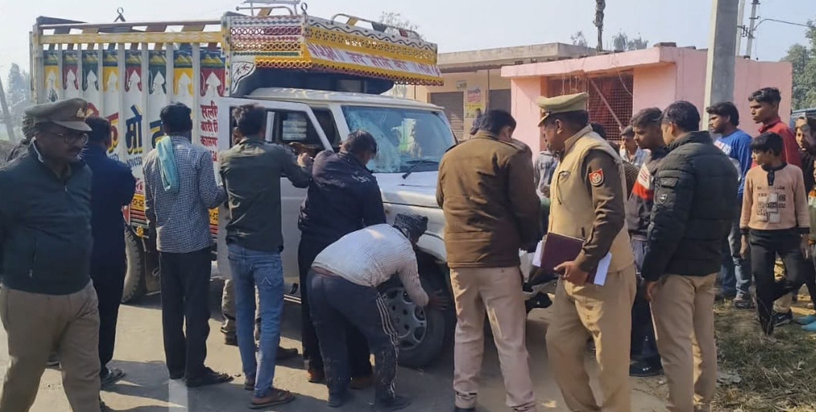 छिबऊ खुर्द गांव में रोते बिलखते कुलदीप चौहान के परिजन। संवाद छिबऊ खुर्द गांव में रोते बिलखते कुलदीप चौहान के परिजन। संवाद