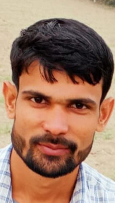 छिबऊ खुर्द गांव में रोते बिलखते कुलदीप चौहान के परिजन। संवाद छिबऊ खुर्द गांव में रोते बिलखते कुलदीप चौहान के परिजन। संवाद