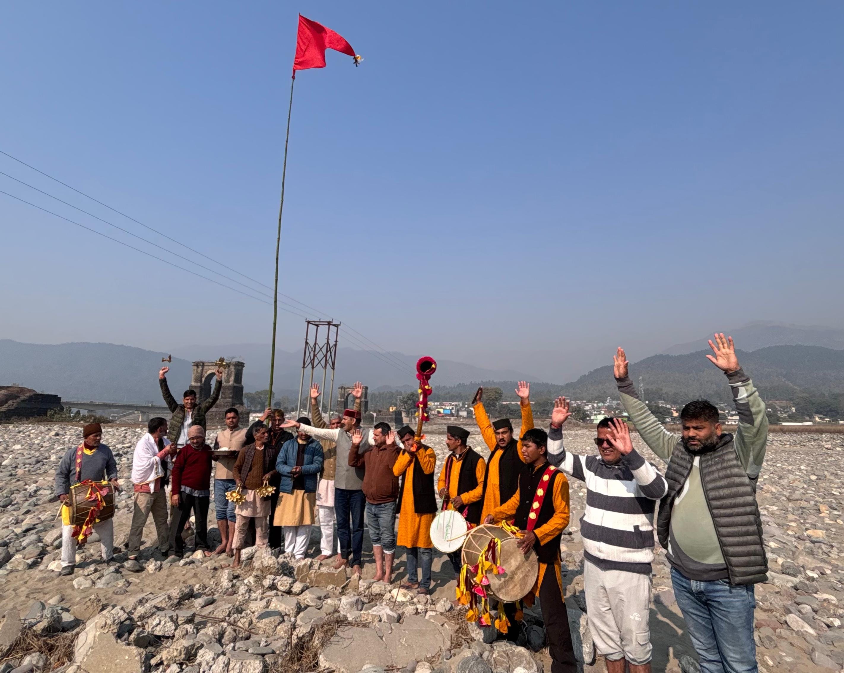 एग्री जॉय फार्म पर दही चूड़ा कार्यक्रम में मौजूद अधिकारी व फार्म के पदाधिकारी। स्रोत स्वयं