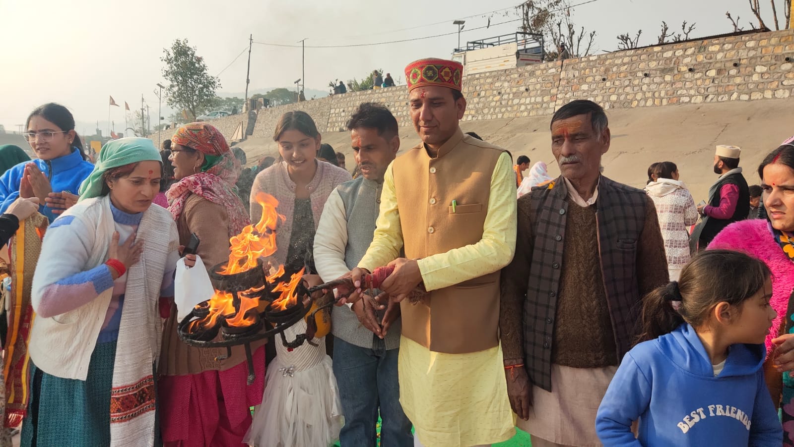 एग्री जॉय फार्म पर दही चूड़ा कार्यक्रम में मौजूद अधिकारी व फार्म के पदाधिकारी। स्रोत स्वयं