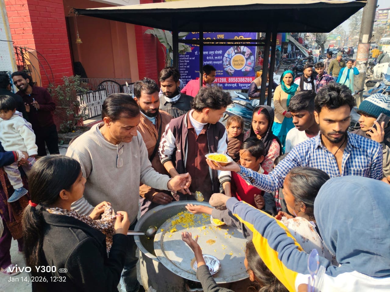 एग्री जॉय फार्म पर दही चूड़ा कार्यक्रम में मौजूद अधिकारी व फार्म के पदाधिकारी। स्रोत स्वयं