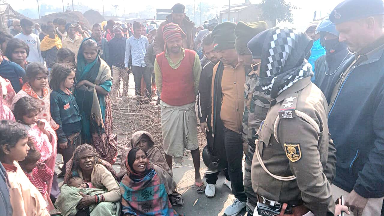 एनएच जाम, परिजनों को समझाते पुलिस पदाधिकारी