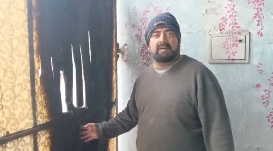 फगवाड़ा के फ्रैंड्स कालोनी में घर के गेट को आग लगाते सीसीटीवी कैमरे में कैद हुए गुंडे
