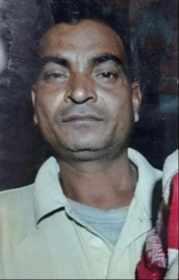 फोटो-10- बेटे-बहू की मौत के बाद पौत्र और पौत्री के साथ गमगीन खड़ी मां सियादुलारी। संवाद