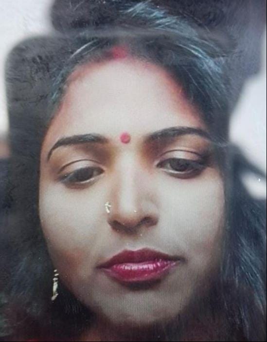 फोटो-10- बेटे-बहू की मौत के बाद पौत्र और पौत्री के साथ गमगीन खड़ी मां सियादुलारी। संवाद