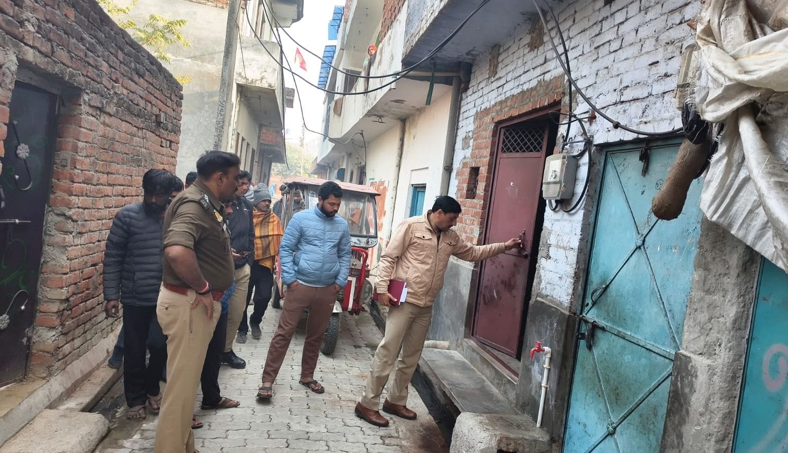 फोटो-10- बेटे-बहू की मौत के बाद पौत्र और पौत्री के साथ गमगीन खड़ी मां सियादुलारी। संवाद