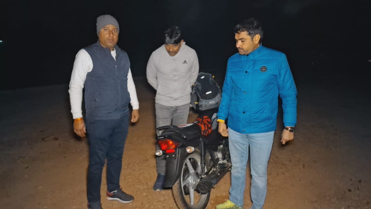 फोटो :10: सोनीपत में खेड़ी मनाजात-मल्हा माजरा रोड पर मुठभेड़ के बाद मौके से बरामद तमंचा। संवाद फोटो :10: सोनीपत में खेड़ी मनाजात-मल्हा माजरा रोड पर मुठभेड़ के बाद मौके से बरामद तमंचा। संवाद