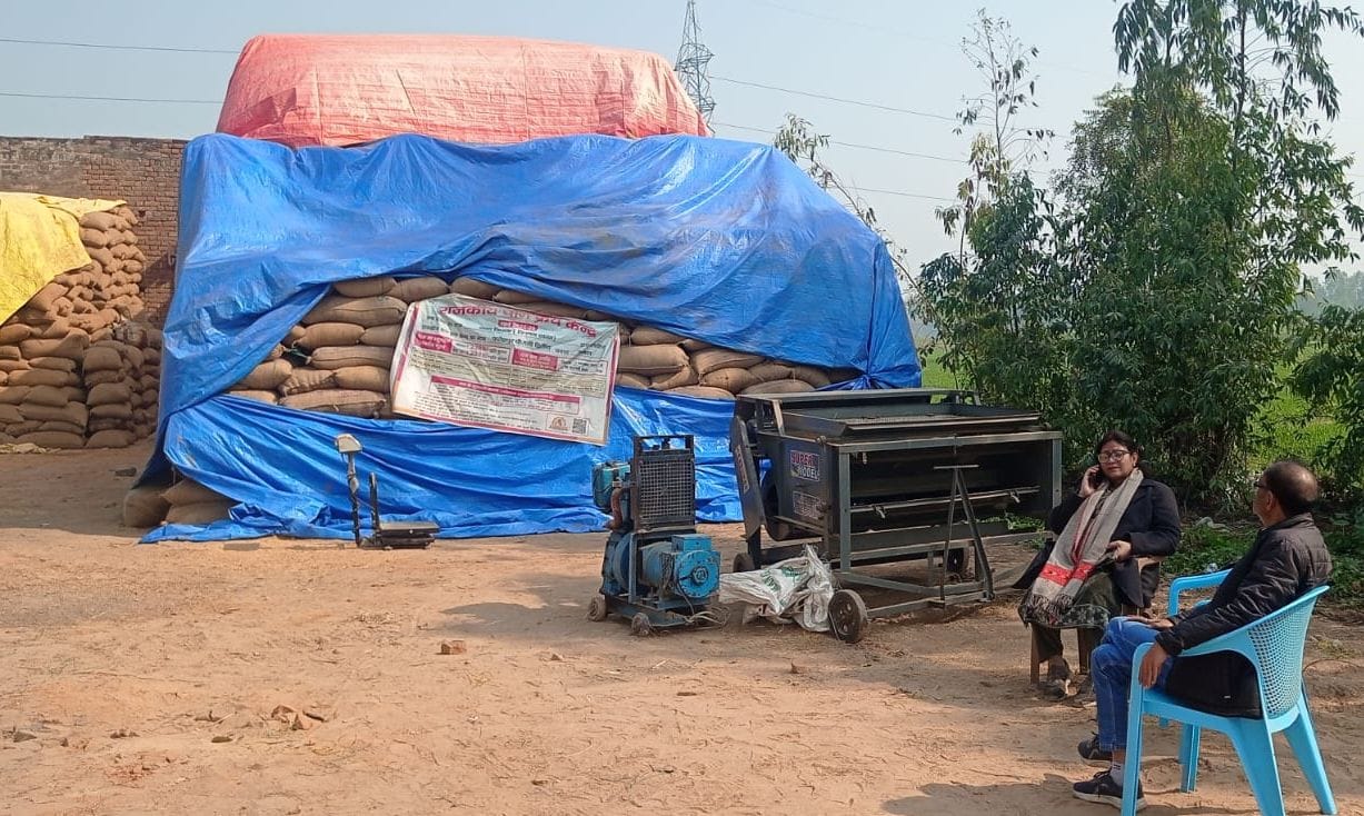 फोटो-11-बांगरमऊ नवीन मंडल परिसर में संचालित केंद्र में तिरपाल से ढके धान के बोरे। संवाद