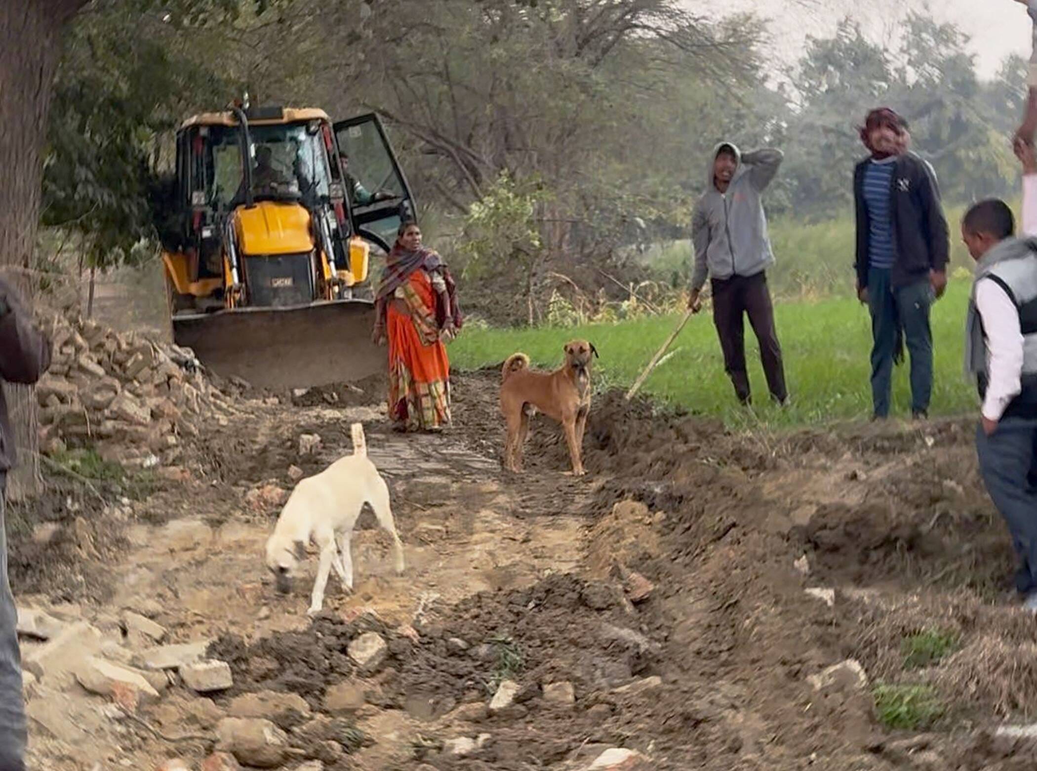 फोटो-13-टीम के सामने कुल्हाड़ी व ईंट लेकर खड़े कब्जाधारक। संवाद