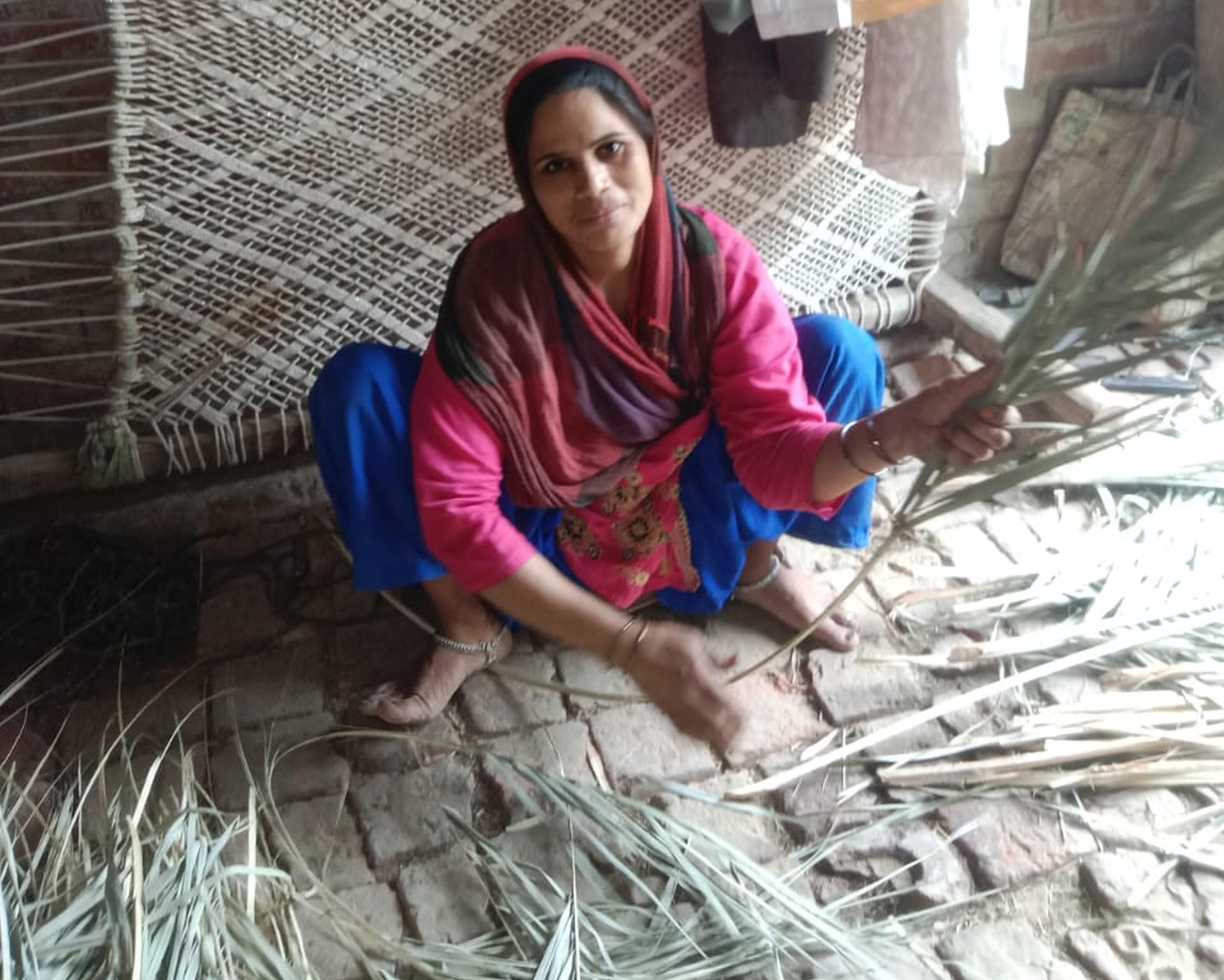 फोटो-2-भैसौली में खजूर का कूंचा बनाती चांद बानो। स्रोत स्वयं फोटो-2-भैसौली में खजूर का कूंचा बनाती चांद बानो। स्रोत स्वयं