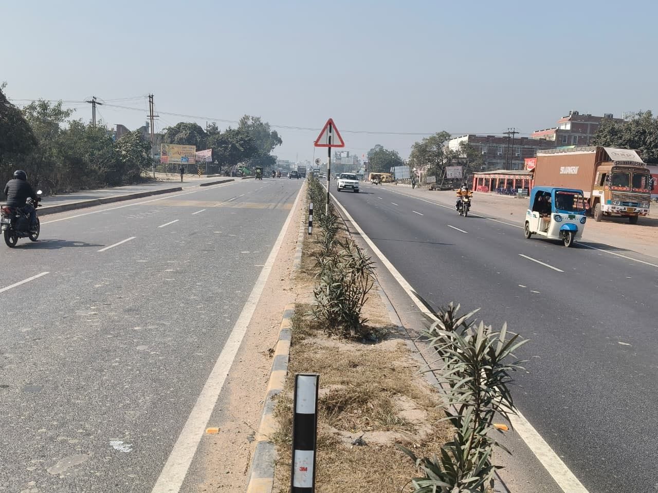 फोटो-26- कानपुर-लखनऊ हाईवे की अधूरी सड़क। संवाद