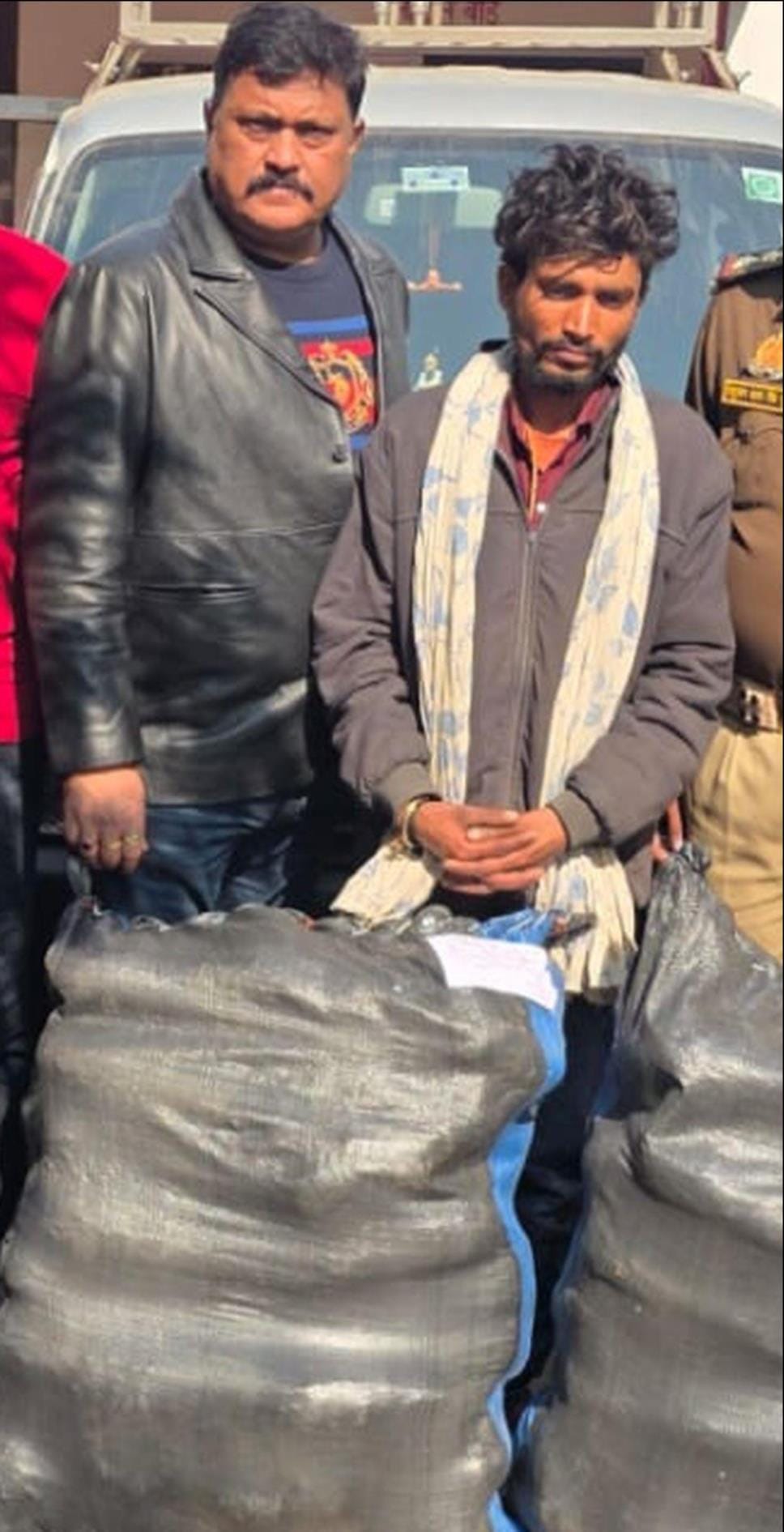 फोटो-36-गाजीपुर थाने में पकड़ा गया गांजा तस्कर। स्रोत पुलिस फोटो-36-गाजीपुर थाने में पकड़ा गया गांजा तस्कर। स्रोत पुलिस
