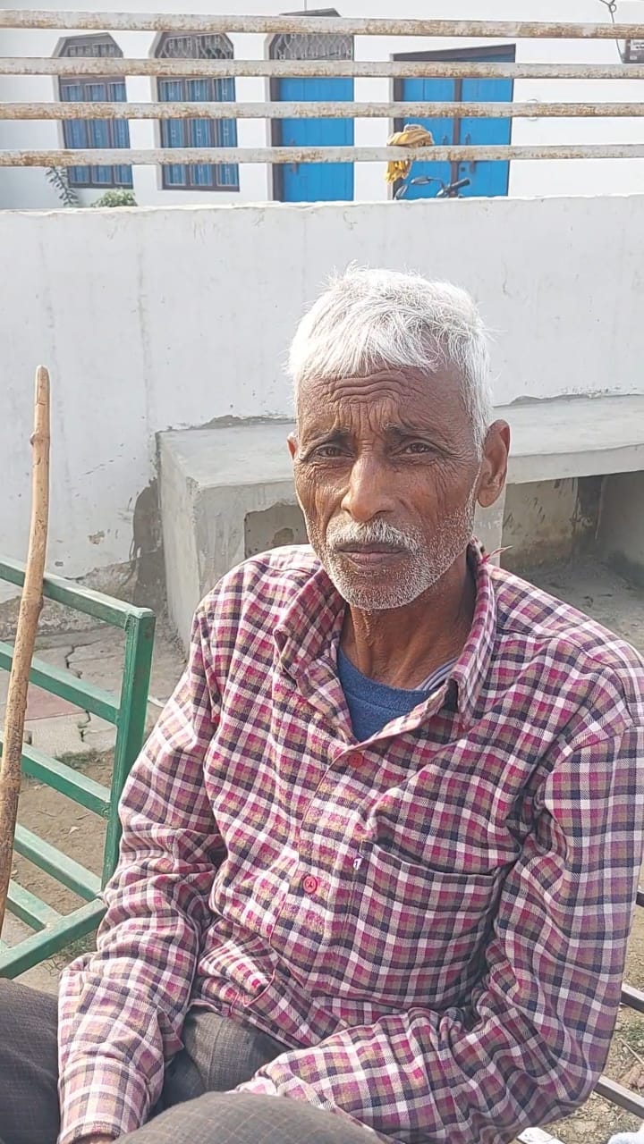 ग्राम बहादुरपुर हुक्मी में सड़क टूटने के बाद बीच रास्ते मे भरा कीचड़ व पानी संवाद