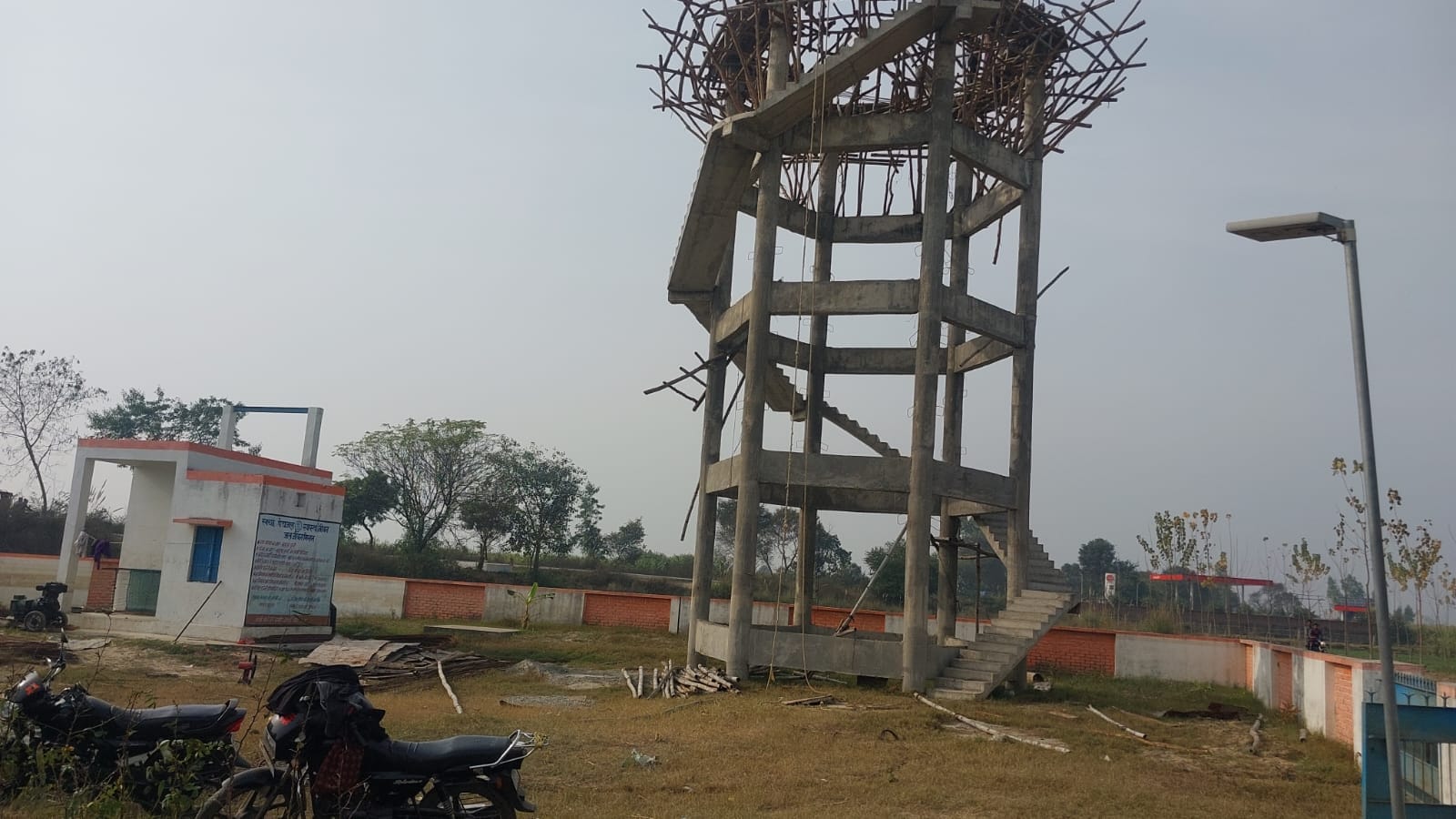 ग्राम बहादुरपुर हुक्मी में सड़क टूटने के बाद बीच रास्ते मे भरा कीचड़ व पानी संवाद