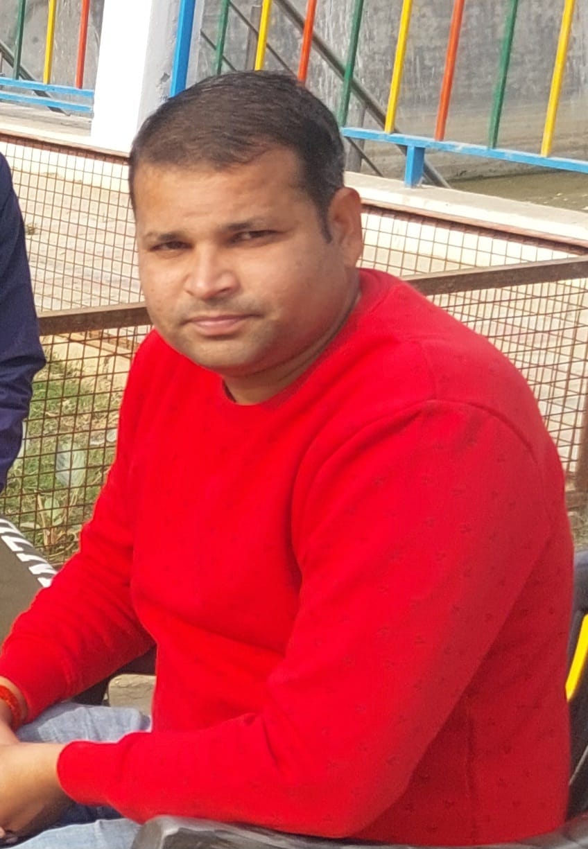 ग्राम बहादुरपुर हुक्मी में सड़क टूटने के बाद बीच रास्ते मे भरा कीचड़ व पानी संवाद