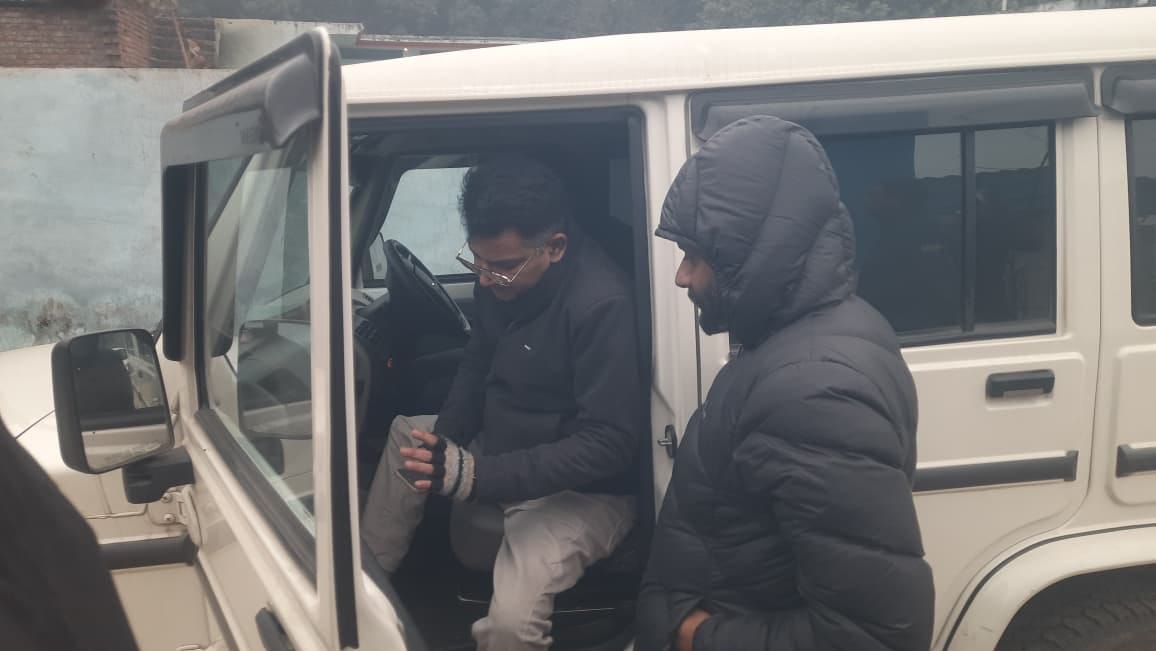 गांव आहलूवाला में भाकियू के पदाधिकारियों द्वारा पकड़ा गया खाद से भरा ट्रक। संवाद गांव आहलूवाला में भाकियू के पदाधिकारियों द्वारा पकड़ा गया खाद से भरा ट्रक। संवाद