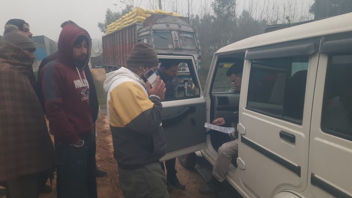 गांव आहलूवाला में भाकियू के पदाधिकारियों द्वारा पकड़ा गया खाद से भरा ट्रक। संवाद गांव आहलूवाला में भाकियू के पदाधिकारियों द्वारा पकड़ा गया खाद से भरा ट्रक। संवाद