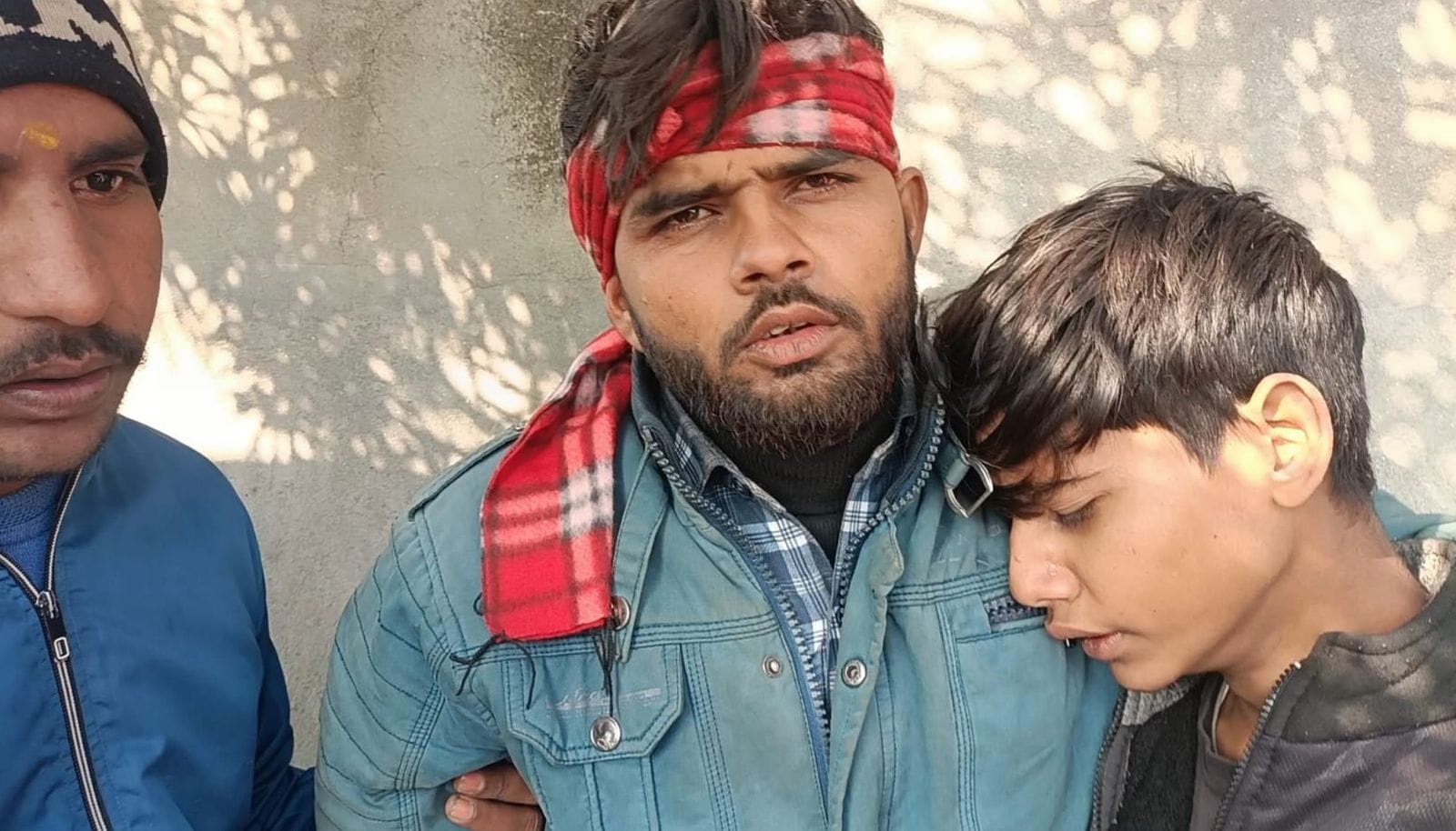गांव बसावनपुर में अंतिम संस्कार को लेकर परिजनाें का हंगामा के समय मासैजूद लोग। समझाती पुलिस। सं गांव बसावनपुर में अंतिम संस्कार को लेकर परिजनाें का हंगामा के समय मासैजूद लोग। समझाती पुलिस। सं