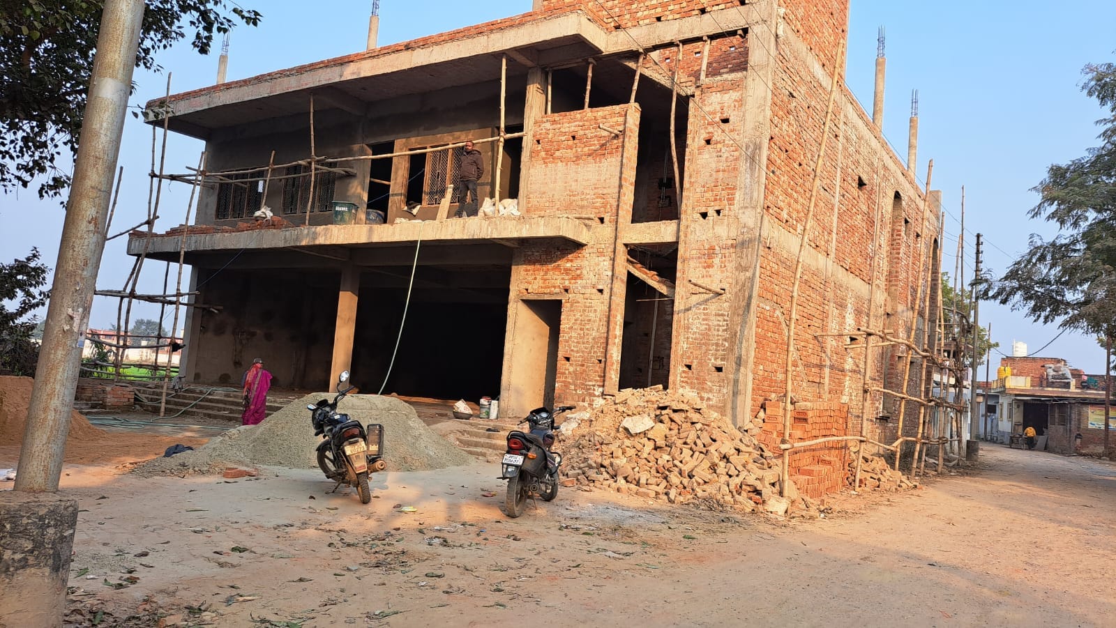 हरिहरपुर के हनुमान मंदिर के पास बन रहा धर्मशाला-संवाद