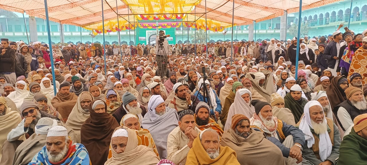 जलालाबाद मदरसे में  बोलते  मौलाना शरीफ । संवाद