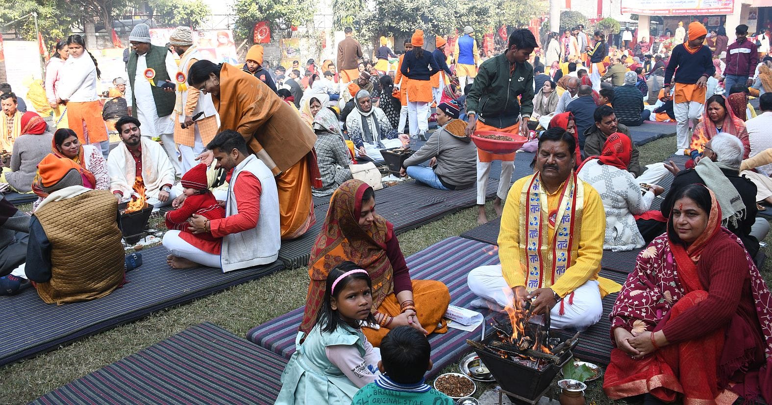 जानकीपुरम स्थित मदर्स प्राइड स्कूल के प्रांगण में कार्यक्रम के दौरान आहुति देते लोग।