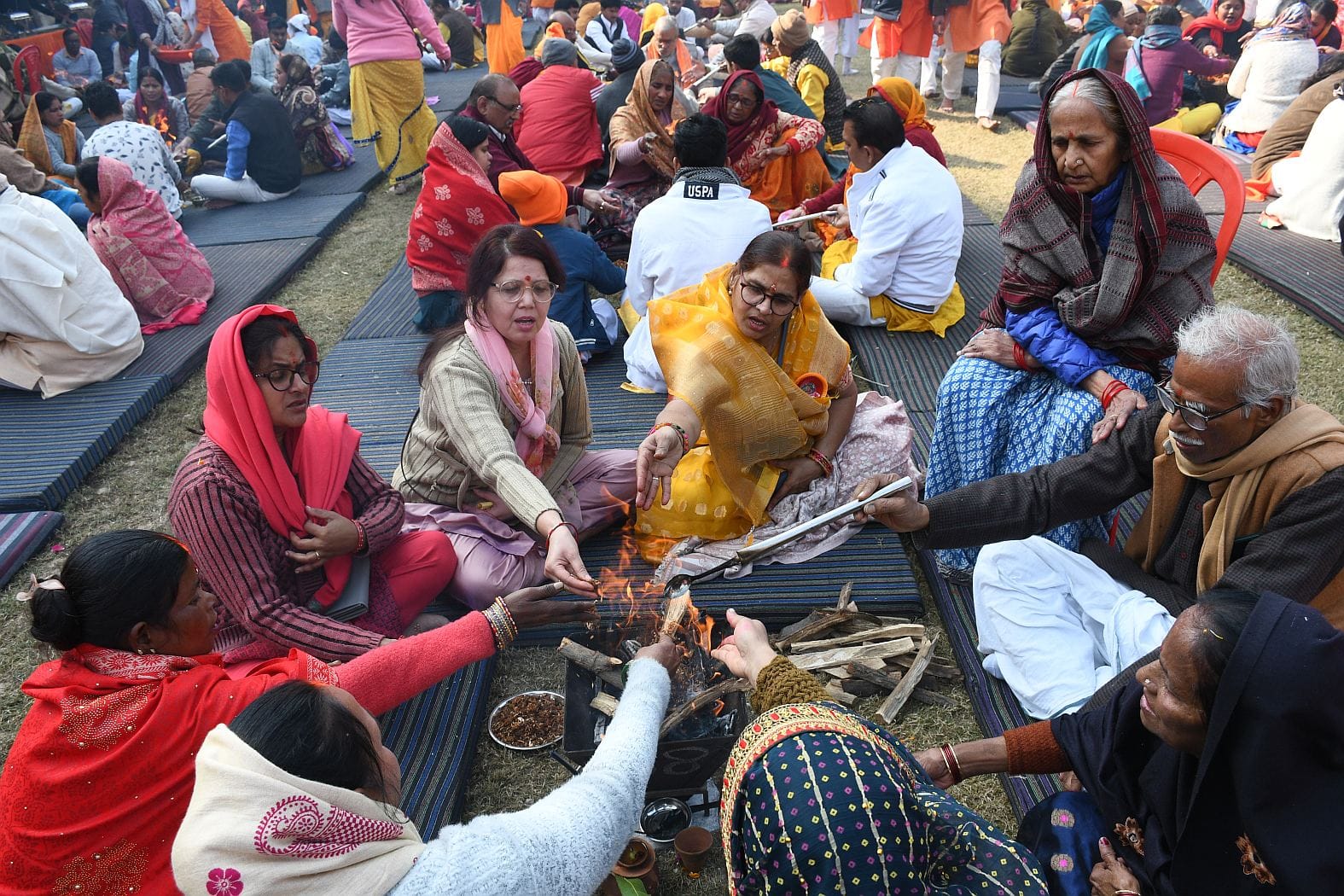 जानकीपुरम स्थित मदर्स प्राइड स्कूल के प्रांगण में कार्यक्रम के दौरान आहुति देते लोग।