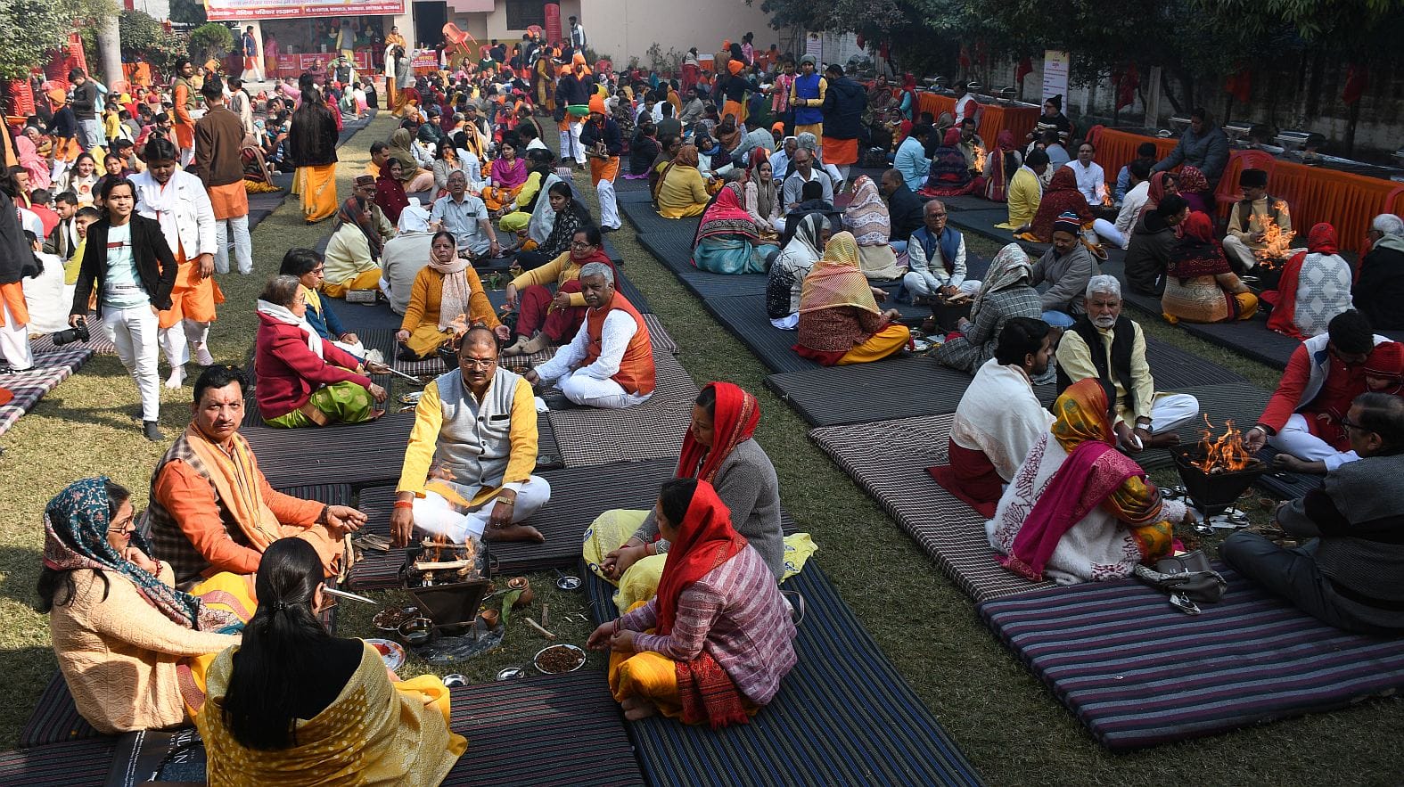 जानकीपुरम स्थित मदर्स प्राइड स्कूल के प्रांगण में कार्यक्रम के दौरान आहुति देते लोग।