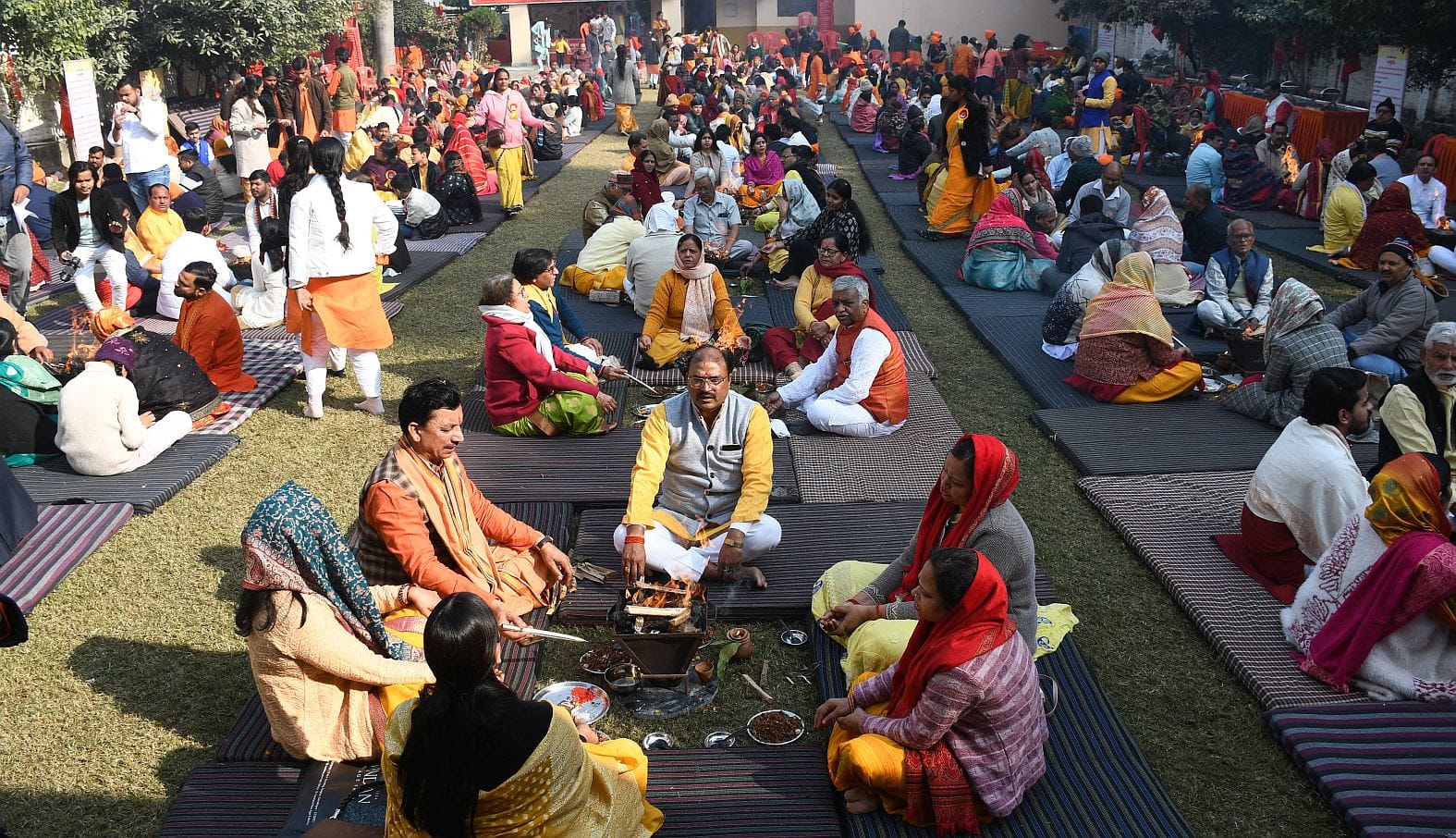 जानकीपुरम स्थित मदर्स प्राइड स्कूल के प्रांगण में कार्यक्रम के दौरान आहुति देते लोग।